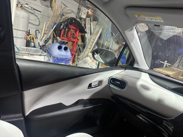 トヨタ　50プリウス 　LEDアンビエントライト取付　ZVW55【岡山県岡山市　東区・中区・北区・赤磐市・瀬戸内市で持込でのタイヤ交換・ドライブレコーダー・ナビ等のパーツ取付・カスタムの事ならエヌアンドエスオートへお任せ】下さい！】