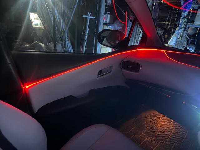 トヨタ　50プリウス 　LEDアンビエントライト取付　ZVW55【岡山県岡山市　東区・中区・北区・赤磐市・瀬戸内市で持込でのタイヤ交換・ドライブレコーダー・ナビ等のパーツ取付・カスタムの事ならエヌアンドエスオートへお任せ】下さい！】