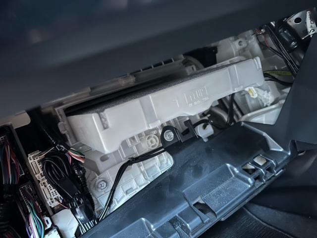 トヨタ　50プリウス　納車前点検　補機バッテリー交換　ZVW55【岡山県岡山市　東区・中区・北区・赤磐市・瀬戸内市で持込でのタイヤ交換・ドライブレコーダー・ナビ等のパーツ取付・カスタムの事ならエヌアンドエスオートへお任せ】下さい！】