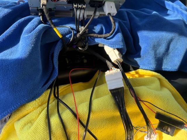 ダイハツ　タントファンクロス　ドライブレコーダー前後とテレビキットの取付