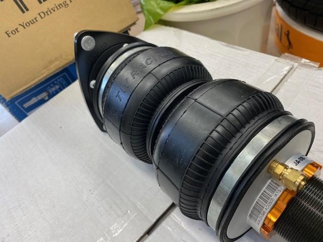 リザーブタンク付きエアサス ダイヤモンドキット　入荷！【山口県　周南市　タイヤ・ホイール・ナビ・ドライブレコーダー等のパーツ取付・販売をしております！愛車のカスタムや修理等も大歓迎受付中！お気軽に　エスエスクルー　へお問合わせ下さい！】