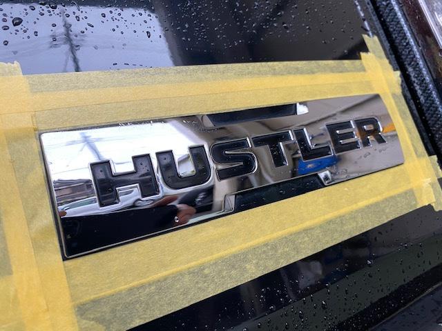 スズキ　ハスラー　エンブレム　交換【山口県　周南市　タイヤ・ホイール・ナビ・ドライブレコーダー等のパーツ取付・販売をしております！愛車のカスタムや修理等も大歓迎受付中！お気軽に　エスエスクルー　へお問合わせ下さい！】