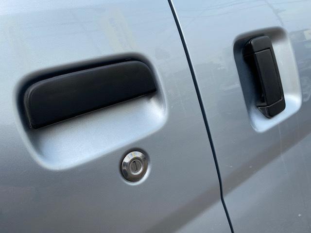 ダイハツ　ハイゼットカーゴ　ドアノブ交換【山口県　周南市　タイヤ・ホイール・ナビ・ドライブレコーダー等のパーツ取付・販売をしております！愛車のカスタムや修理等も大歓迎受付中！お気軽に　エスエスクルー　へお問合わせ下さい！】