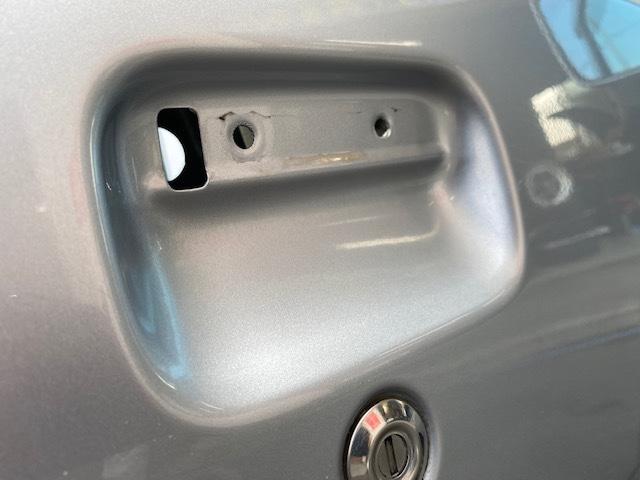 ダイハツ　ハイゼットカーゴ　ドアノブ交換【山口県　周南市　タイヤ・ホイール・ナビ・ドライブレコーダー等のパーツ取付・販売をしております！愛車のカスタムや修理等も大歓迎受付中！お気軽に　エスエスクルー　へお問合わせ下さい！】