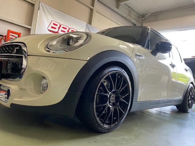 MINI　Ｆ５５クーパーＳ　ステアリング　交換！！【山口県　周南市　タイヤ・ホイール・ナビ・ドライブレコーダー等のパーツ取付・販売をしております！愛車のカスタムや修理等も大歓迎受付中！お気軽に　エスエスクルー　へお問合わせ下さい！】