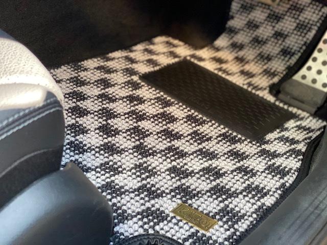 W205×カロマット！【山口県　周南市　タイヤ・ホイール・ナビ・ドライブレコーダー等のパーツ取付・販売をしております！愛車のカスタムや修理等も大歓迎受付中！お気軽に　エスエスクルー　へお問合わせ下さい！】