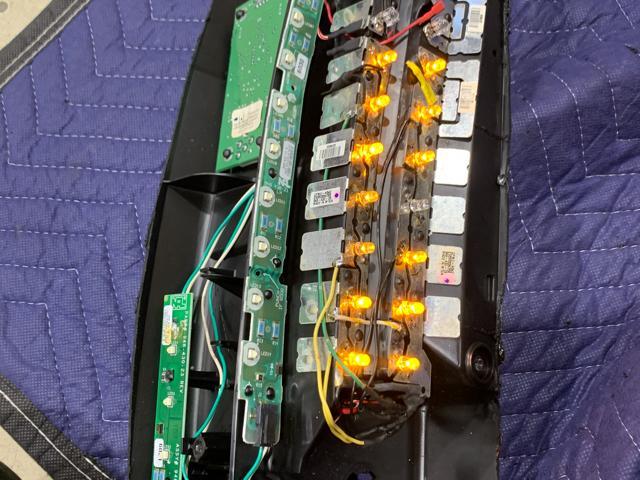 キャデラック　エスカレード　テールライトLED修理