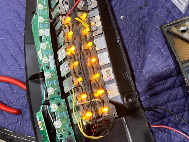 キャデラック　エスカレード　テールライトLED修理