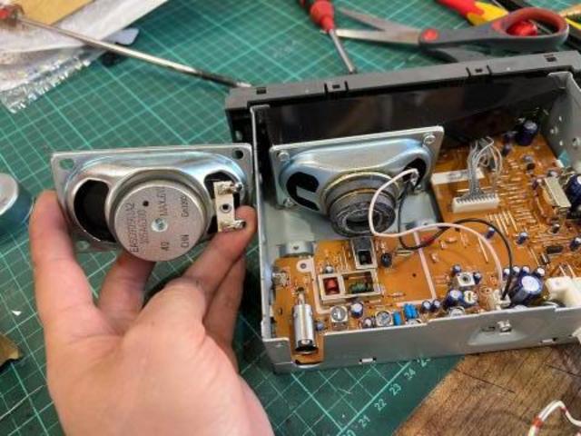 ハイエース　純正ラジオのスピーカー交換