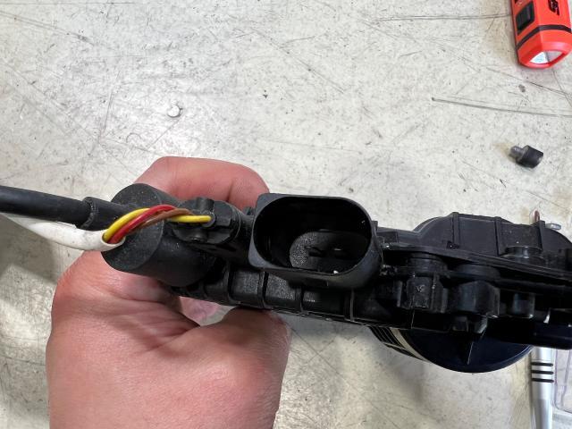 BMW740i  運転席　ドアクローザー修理