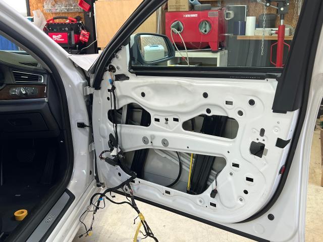 BMW740i  運転席　ドアクローザー修理