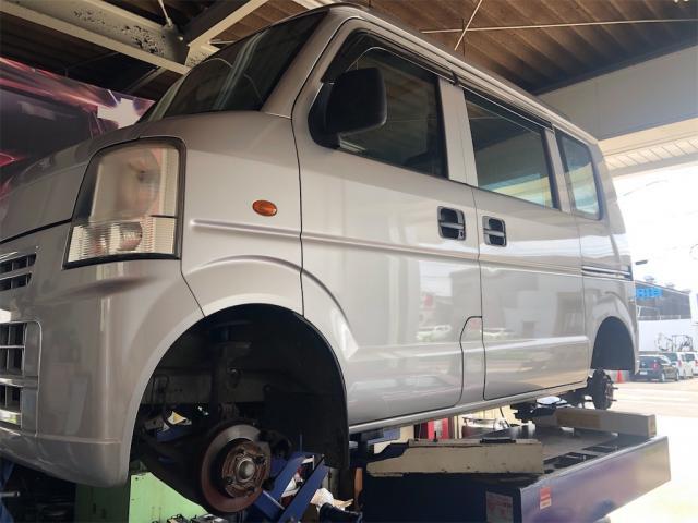 パンクからのタイヤ交換とスズキ　エブリィ　車検　整備【岡山県　岡山市南区で持込でのタイヤ交換・ドライブレコーダー・ナビ等のパーツ取付・コーティング施工・車検・修理の事なら”オートサービス坪井石油”へ！】