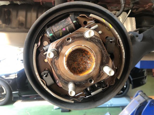 リフト活躍中！！マツダ　デミオ　車検　整備【岡山県　岡山市南区で持込でのタイヤ交換・ドライブレコーダー・ナビ等のパーツ取付・コーティング施工・車検・修理の事なら”オートサービス坪井石油”へ！】