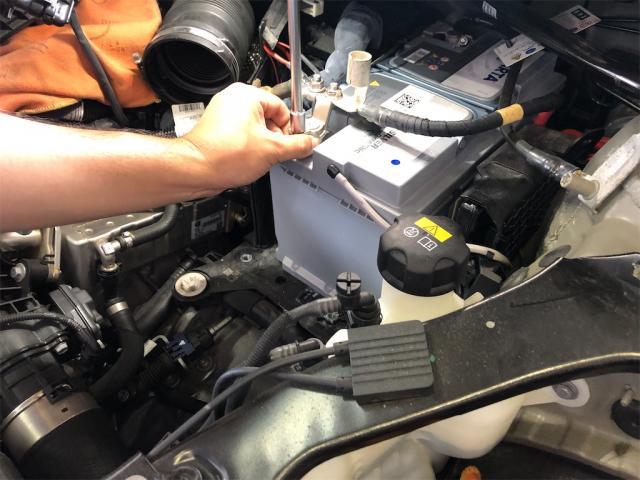 ＢＭＷ　２シリーズ　バッテリー　持込交換【岡山県　岡山市南区で持込でのタイヤ交換・ドライブレコーダー・ナビ等のパーツ取付・コーティング施工・車検・修理の事なら”オートサービス坪井石油”へ！！