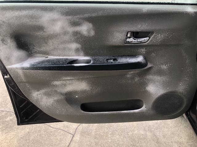 当店の室内清掃はこの様な感じで１台１台丁寧に清掃してます！【岡山県　岡山市南区で持込でのタイヤ交換・ドライブレコーダー・ナビ等のパーツ取付・コーティング施工・車検・修理の事なら”オートサービス坪井石油”へ！！