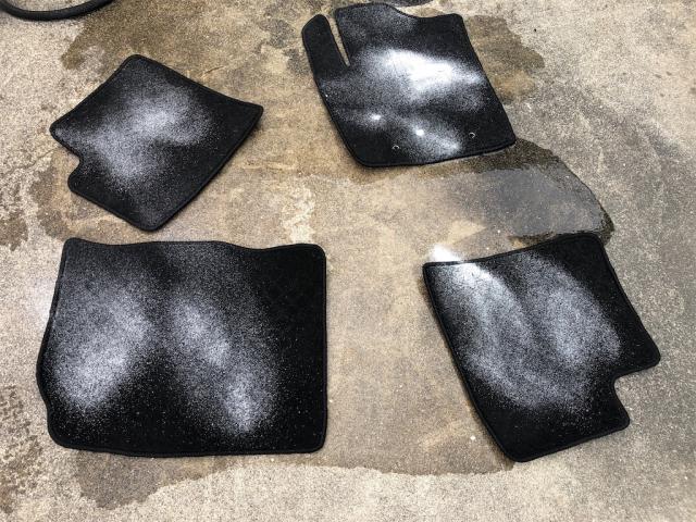 当店の室内清掃はこの様な感じで１台１台丁寧に清掃してます！【岡山県　岡山市南区で持込でのタイヤ交換・ドライブレコーダー・ナビ等のパーツ取付・コーティング施工・車検・修理の事なら”オートサービス坪井石油”へ！！