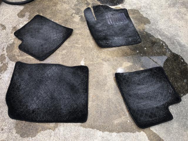 当店の室内清掃はこの様な感じで１台１台丁寧に清掃してます！【岡山県　岡山市南区で持込でのタイヤ交換・ドライブレコーダー・ナビ等のパーツ取付・コーティング施工・車検・修理の事なら”オートサービス坪井石油”へ！！