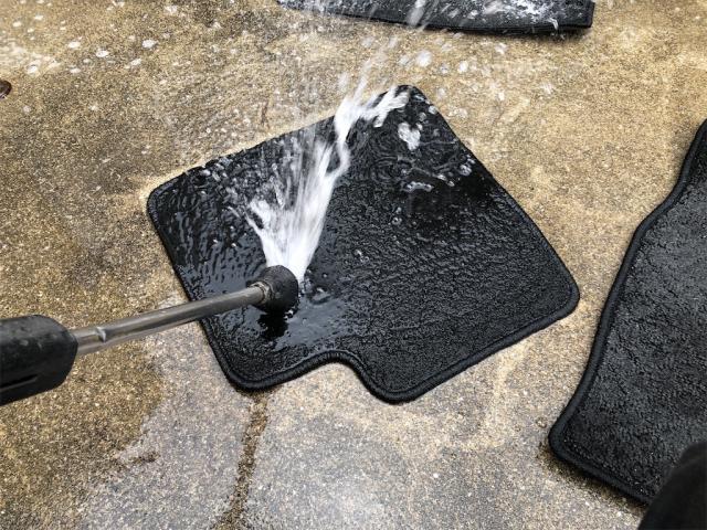 当店の室内清掃はこの様な感じで１台１台丁寧に清掃してます！【岡山県　岡山市南区で持込でのタイヤ交換・ドライブレコーダー・ナビ等のパーツ取付・コーティング施工・車検・修理の事なら”オートサービス坪井石油”へ！！