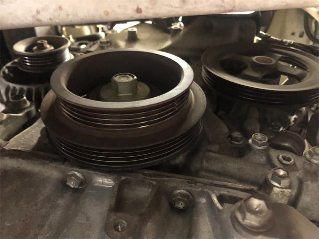 スズキ　アルト　エンジン始動時異音がする・・・ベルト交換　修理【岡山県　岡山市南区で持込でのタイヤ交換・ドライブレコーダー・ナビ等のパーツ取付・コーティング施工・車検・修理の事なら”オートサービス坪井石油”へ！！