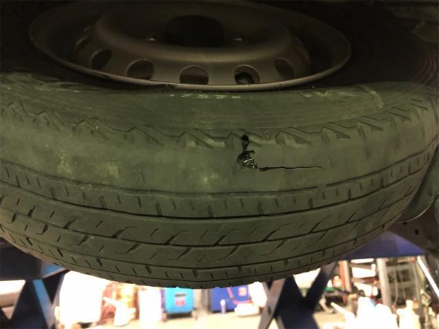 スズキ　アルト　エンジン始動時異音がする・・・ベルト交換　修理【岡山県　岡山市南区で持込でのタイヤ交換・ドライブレコーダー・ナビ等のパーツ取付・コーティング施工・車検・修理の事なら”オートサービス坪井石油”へ！！