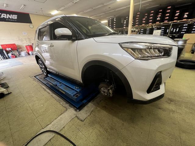 ツーエル 神辺店！ダイハツ ロッキー 195/60R17 ダンロップ 交換！中古タイヤもツーエルにお任せください(^^)/【広島県 福山市 箕島町 神辺町 岡山県 井原市 笠岡市 倉敷市 】バースト パンク 夏タイヤ フロント 買取 オイル