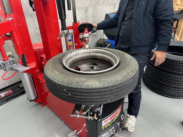 ツーエル 中央店！4トン トラック 225/80R17.5 123/122 TOYO スタッドレスタイヤ交換！【広島県 福山市 福山駅 西桜町 箕島町 神辺町 岡山県 井原市 笠岡市 倉敷市 山手町 駅家町 M939 冬タイヤ 大型トラック