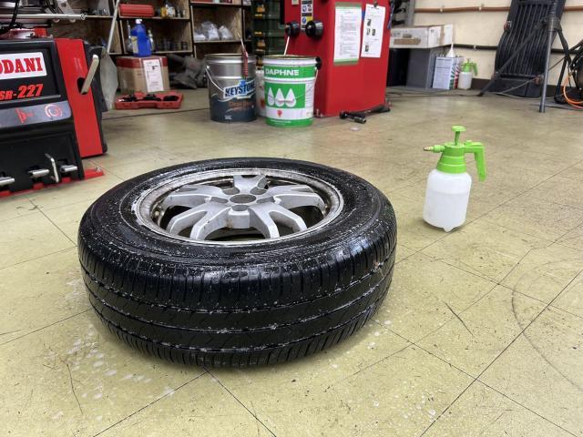 ツーエル 神辺店！トヨタ プリウス 195/65R15 釘を踏んだ為パンク修理！15インチ外側から！パンクタイヤもお任せください(^^)/【広島県 福山市 福山駅 西桜町 箕島町 神辺町 岡山県 井原市 笠岡市 倉敷市 山手町 駅家町 】