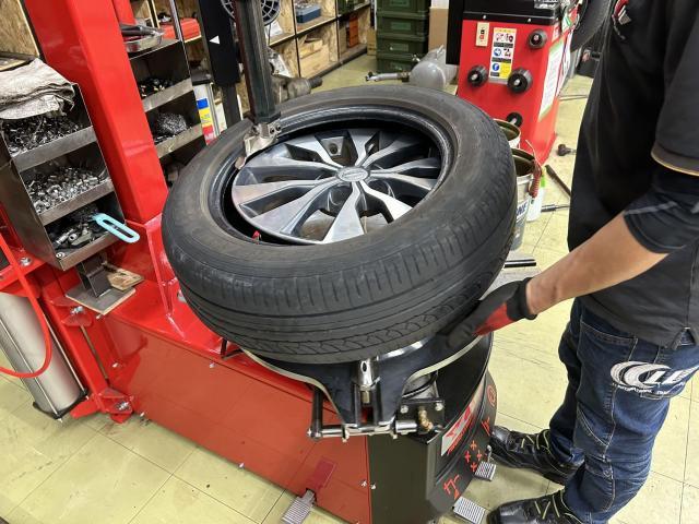 ツーエル 神辺店！リアタイヤバースト寸前！日産 セレナ 195/60R16 TOYO トランパス MP7 交換！タイヤ点検などもお任せください(^^)/【広島県 福山市  箕島町 神辺町 駅家町 岡山県 井原市 笠岡市 倉敷市】