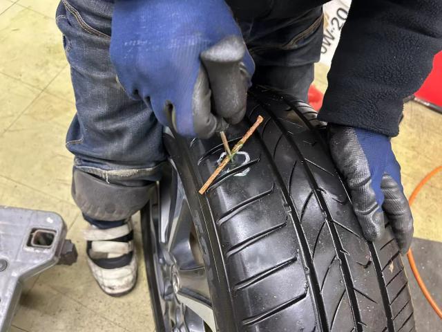 ツーエル 神辺店！ミニバン トヨタ ヴォクシー 205/60R16 外側からパンク修理！タイヤ修理もお任せください(^^)/【広島県 福山市  箕島町 神辺町 駅家町 岡山県 井原市 笠岡市 倉敷市】