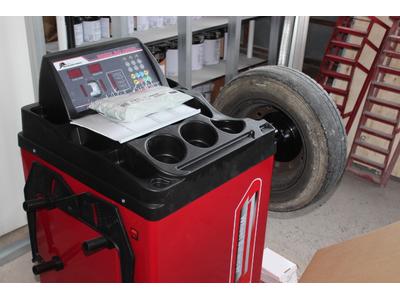 自社タイヤチェンジャーも完備!