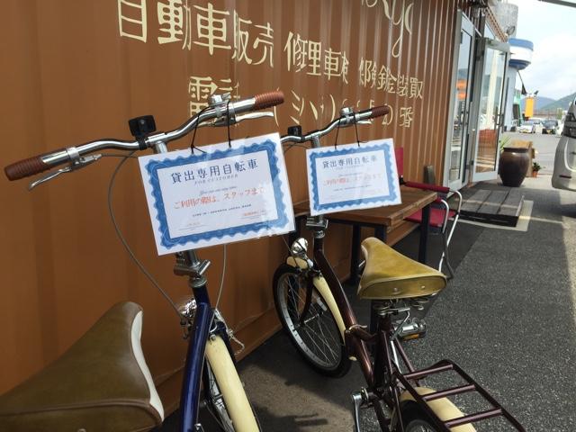 お待ちのお客様には自転車の無料貸し出しも行っています。近くにはスーパーや、薬局等がございます。