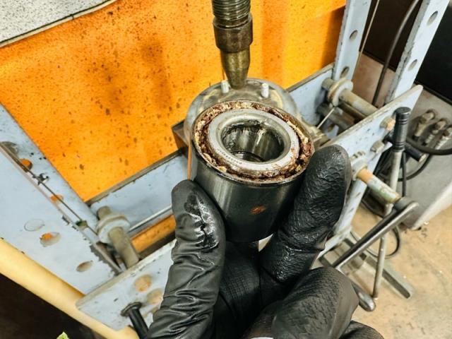 モコ リアハブベアリング交換 (ホリデー狩野)【福山市 尾道市 笠岡市でお車の整備・車検・メンテナンス・修理/ 板金・塗装 全部マルっと ㈱平和マイカーセンター へまかせんさい!!】