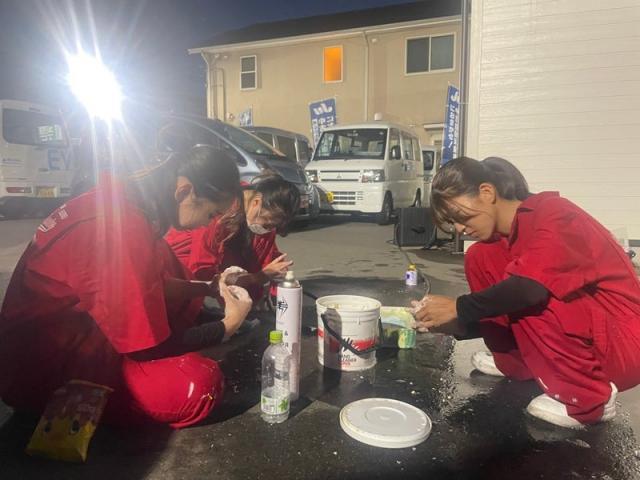 今度はペンキ塗り職人！（田中）【尾道市　福山市　三原市でお車の整備・車検・メンテナンス・修理/ 板金・塗装　全部マルっと　カープランニング広島　へまかせんさい！！】