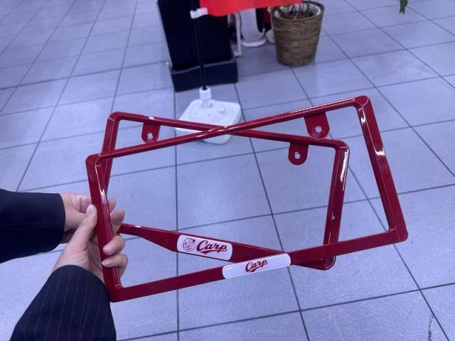 カープのナンバーフレームだと！！？？？（田中）【尾道市　福山市　三原市でお車の整備・車検・メンテナンス・修理/ 板金・塗装　全部マルっと　カープランニング広島　へまかせんさい！！】