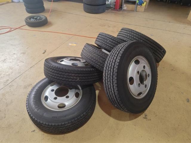 レンタカーバスタイヤ付替（ホリデー・村木）【尾道市　福山市　三原市でお車の整備・車検・メンテナンス・修理/ 板金・塗装　全部マルっと　カープランニング広島　へまかせんさい！！】