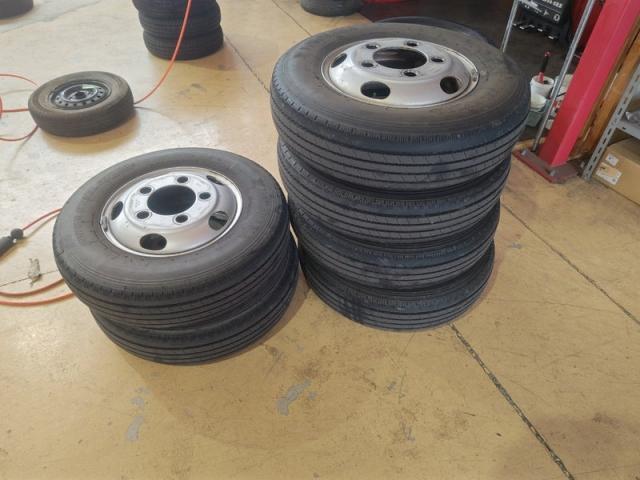 レンタカーバスタイヤ付替（ホリデー・村木）【尾道市　福山市　三原市でお車の整備・車検・メンテナンス・修理/ 板金・塗装　全部マルっと　カープランニング広島　へまかせんさい！！】