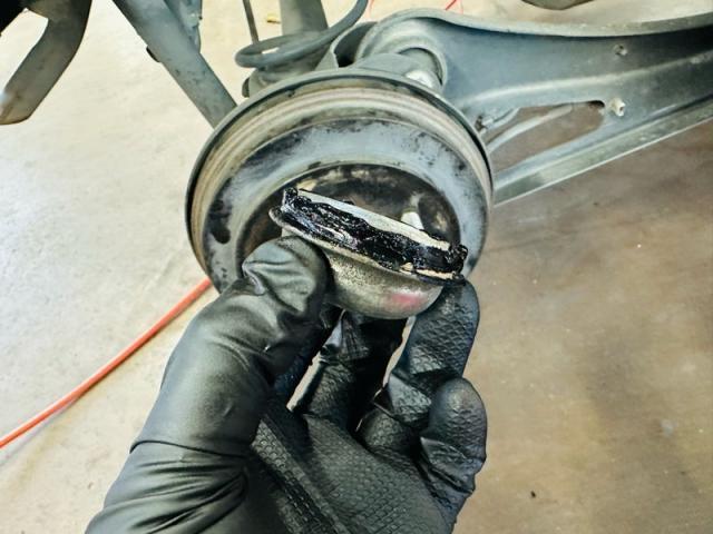 モコ リアハブベアリング交換 (ホリデー狩野)【尾道市　福山市　三原市でお車の整備・車検・メンテナンス・修理/ 板金・塗装　全部マルっと　カープランニング広島　へまかせんさい！！】