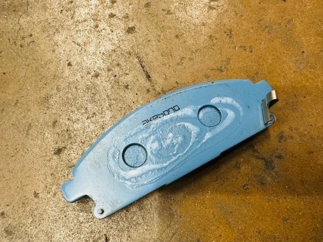 セレナ ブレーキパッド交換 (ホリデー狩野)【尾道市　福山市　三原市でお車の整備・車検・メンテナンス・修理/ 板金・塗装　全部マルっと　カープランニング広島　へまかせんさい！！】