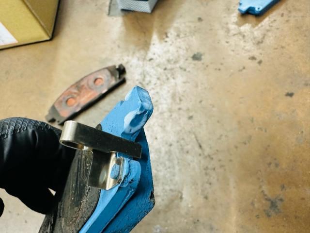 セレナ ブレーキパッド交換 (ホリデー狩野)【尾道市　福山市　三原市でお車の整備・車検・メンテナンス・修理/ 板金・塗装　全部マルっと　カープランニング広島　へまかせんさい！！】