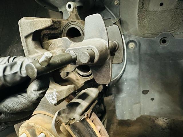 セレナ ブレーキパッド交換 (ホリデー狩野)【尾道市　福山市　三原市でお車の整備・車検・メンテナンス・修理/ 板金・塗装　全部マルっと　カープランニング広島　へまかせんさい！！】