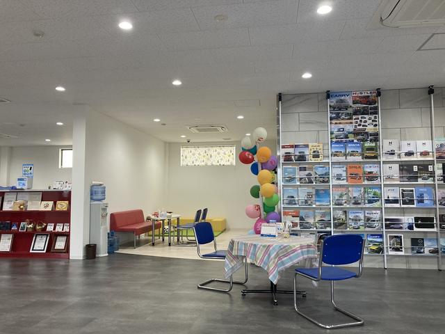 店内はくつろげる広々とした空間を目指しております！お気軽にお車のお悩みのを聞かせてくださいね！！