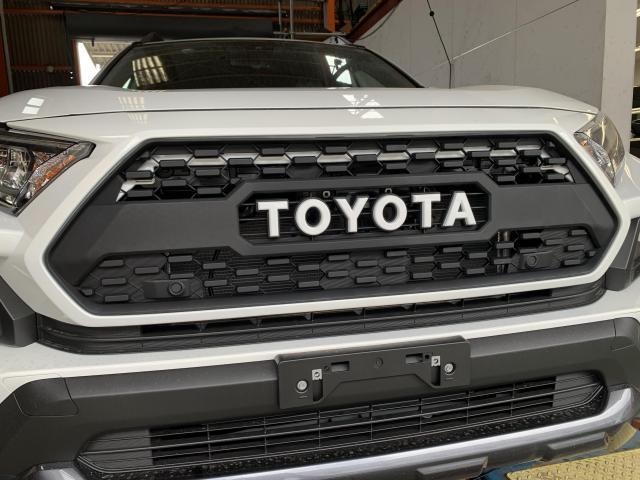 トヨタ 現行 RAV4 タコマグリル交換|グーネットピット