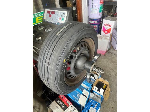 フィット　タイヤ交換　Amazon直送（総社市　倉敷市　真備町　岡山市　高梁市　新車中古車販売　整備　修理　鈑金塗装　事故修理　12か月点検　車検　オイル交換　レンタカー パーツ持ち込み 　新ガスR1234yf)