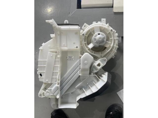 セレナ　クーラーガス漏れ　リヤエバポレーター交換