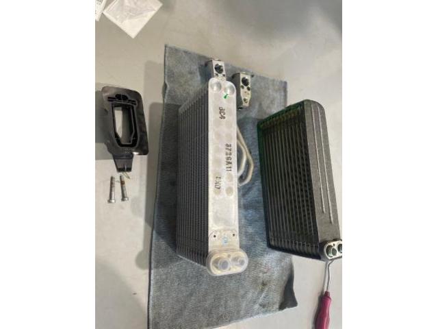 セレナ　クーラーガス漏れ　リヤエバポレーター交換