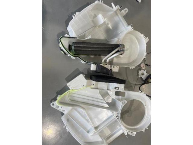 セレナ クーラーガス漏れ リヤエバポレーター交換｜グーネットピット