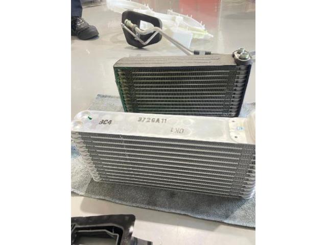 セレナ　クーラーガス漏れ　リヤエバポレーター交換