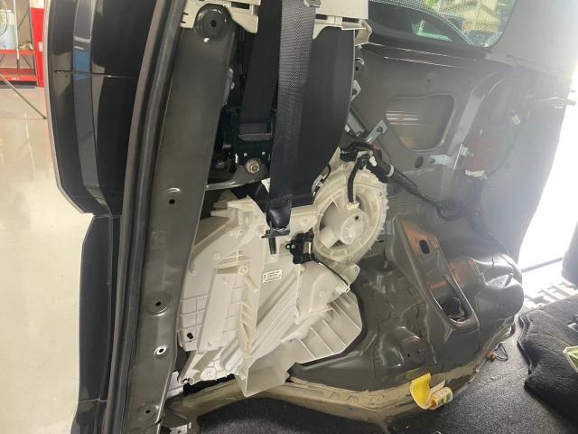 セレナ　クーラーガス漏れ　リヤエバポレーター交換