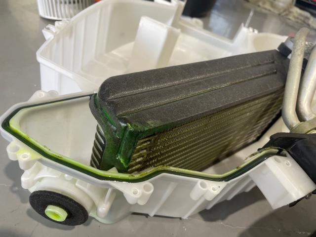 セレナ　クーラーガス漏れ　リヤエバポレーター交換