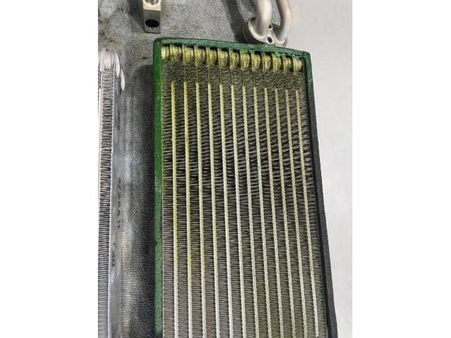 セレナ　クーラーガス漏れ　リヤエバポレーター交換